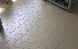 Piso cerâmico hexagonal