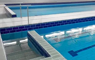 Aplicação de cerâmica em piscina